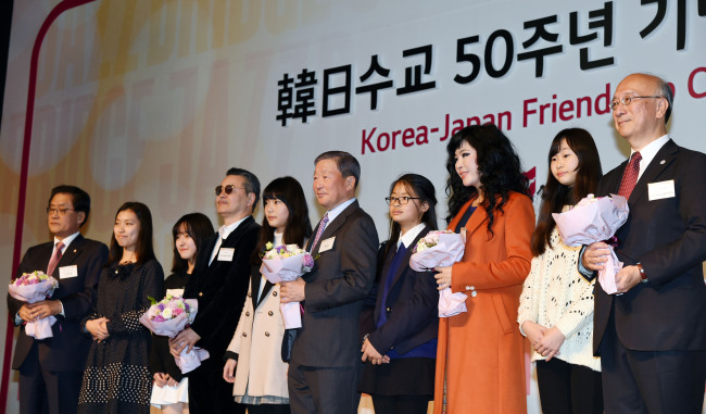 구본무 LG그룹 회장(왼쪽 여섯번째)이 30일 서울 역삼동 LG아트센터에서 열린 ‘한일 수교 50주년 기념 재즈 콘서트’ 리셉션에서 김태환 한일의원연맹 회장대행(새누리당 의원, 왼쪽 첫 번째), 히노 테루마사(재즈 트럼펫터, 왼쪽 네 번째), 웅산(재즈 보컬리스트, 왼쪽 열 번째) 및 LG다문화학교 한일가정 학생들과 함께 기념촬영을 하고 있다.
