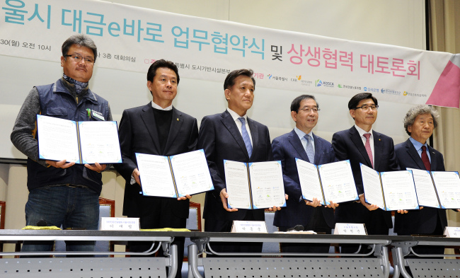 <YONHAP PHOTO-2477> 서울시, 공사장 임금체납 극복 협약 체결 (서울=연합뉴스) 박원순 서울시장이 30일 서울시청에서 열린 '서울시 대금 e바로 업무 협약식 및 상생협력 대토론회'에 참석, 협약서를 들고 기념촬영을 하고 있다. 공사대금 지연 지급과 임금체납 등을 극복하기 위해 열린 이번 협약식에는 건설업계와 근로자, 금융기관, 시민단체 등이 참석했다. 2015.11.30 << 서울시 >> photo@yna.co.kr/2015-11-30 17:21:31/ <저작권자 ⓒ 1980-2015 ㈜연합뉴스. 무단 전재 재배포 금지.>
<YONHAP PHOTO-2477> 서울시, 공사장 임금체납 극복 협약 체결 (서울=연합뉴스) 박원순 서울시장이 30일 서울시청에서 열린 '서울시 대금 e바로 업무 협약식 및 상생협력 대토론회'에 참석, 협약서를 들고 기념촬영을 하고 있다. 공사대금 지연 지급과 임금체납 등을 극복하기 위해 열린 이번 협약식에는 건설업계와 근로자, 금융기관, 시민단체 등이 참석했다. 2015.11.30 << 서울시 >> photo@yna.co.kr/2015-11-30 17:21:31/ <저작권자 ⓒ 1980-2015 ㈜연합뉴스. 무단 전재 재배포 금지.>