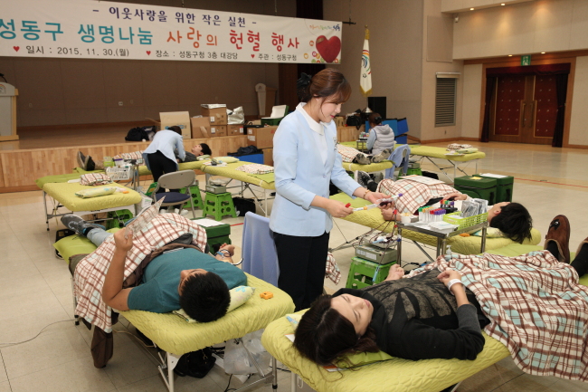 <YONHAP PHOTO-2315> '생명나눔 사랑의 헌혈 행사' (서울=연합뉴스) 30일 서울 성동구청 대강당에서 열린 '생명나눔 사랑의 헌혈 행사'에서 구청 직원, 주민, 사회복무요원 등이 헌혈을 하고 있다. 2015.11.30 << 성동구청 제공 >> photo@yna.co.kr/2015-11-30 16:25:31/ <저작권자 ⓒ 1980-2015 ㈜연합뉴스. 무단 전재 재배포 금지.>
<YONHAP PHOTO-2315> '생명나눔 사랑의 헌혈 행사' (서울=연합뉴스) 30일 서울 성동구청 대강당에서 열린 '생명나눔 사랑의 헌혈 행사'에서 구청 직원, 주민, 사회복무요원 등이 헌혈을 하고 있다. 2015.11.30 << 성동구청 제공 >> photo@yna.co.kr/2015-11-30 16:25:31/ <저작권자 ⓒ 1980-2015 ㈜연합뉴스. 무단 전재 재배포 금지.>