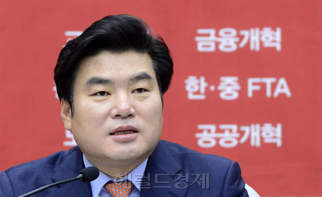 원유철 새누리당 원내대표가 1일 오전 서울 여의도 국회에서 열린 원내대책회의에서 모두발언을 하고 있다. 원 원내대표는 이날 “노동개혁을 위한 노동 5개법, 경제활성화법 처리를 위해 총력을 다할 것”이라고 말했다. 박해묵 기자/mook@heraldcorp.com