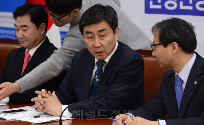 이종걸 새정치민주연합 원내대표가 1일 오전 서울 여의도 국회에서 열린 원내대책회의에서 김성주 정책부의장과 이야기를 나누고 있다. 박해묵 기자/mook@heraldcorp.com