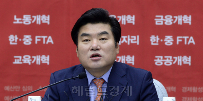 원유철 새누리당 원내대표가 1일 오전 서울 여의도 국회에서 열린 원내대책회의에서 모두발언을 하고 있다. 박해묵 기자/mook@heraldcorp.com