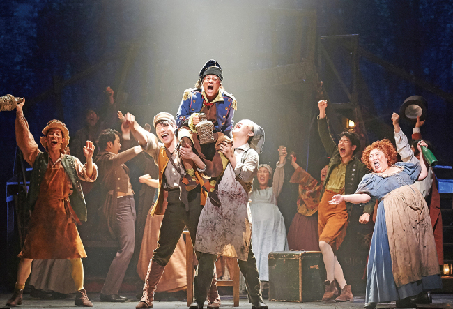 A scene from the local rendition of the mega-hit musical, “Les Miserables,” being staged at the Blue Square theater in Seoul until March 6.   Les Miserables Korea