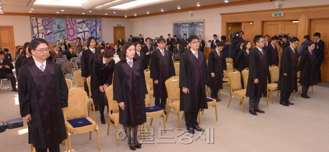▶법조경력 5~15년인 신임 법관들이 가족들 앞에서 임명식을 갖고 있다. 경력법관 선발에도 ‘여풍’은 강했다. 대법원은 임용예정자를 공개하는 등 ‘후관예우’로 오해받을 소지가 있는 부분을 철저히 검증했다고 설명했다. 정희조 기자/chehco@heraldcorp.com