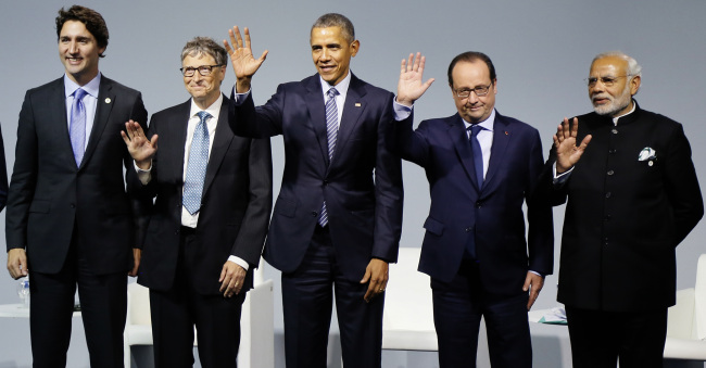From left: Canadian Prime Minister Justin Trudeau, Microsoft CEO Bill Gates, U.S. President Barack Obama, French President Francois Hollande and Indian Prime Minister Narendra Modi wave during the “Mission Innovation: Accelerating the Clean Energy Revolution” meeting at the COP2, United Nations Climate Change Conference in Paris on Monday.    AP-Yonhap
