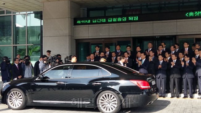▶김진태 총장이 검찰간부들의 환송을 받으며 대검찰청사를 떠나고 있다. 차기 김수남 검찰총장의 취임식은 2일 오전 10시에 열린다. [사진=함영훈 기자]