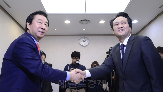 사진설명 : 1일 오전 서울 여의도 국회에서 예결위 증액 심사소소위 회의가 열린 가운데 김성태 새누리당 예결위 간사와 안민석 새정치민주연합 예결위 간사가 회의에 앞 서 악수를 나누고 있다. 박해묵 기자/mook@heraldcorp.com