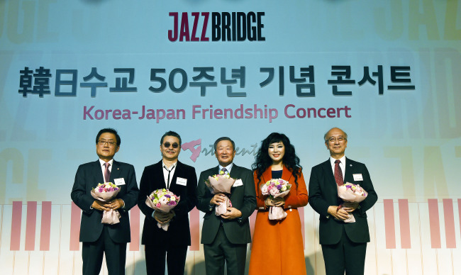 CULTURAL DIPLOMACY -- LG Group chairman Koo Bon-moo (center) attends a jazz concert Monday in Seoul to mark the 50th anniversary of ties between Korea and Japan. Koo said he wished for the two nations to strengthen their relations through cultural exchanges. (LG Group)