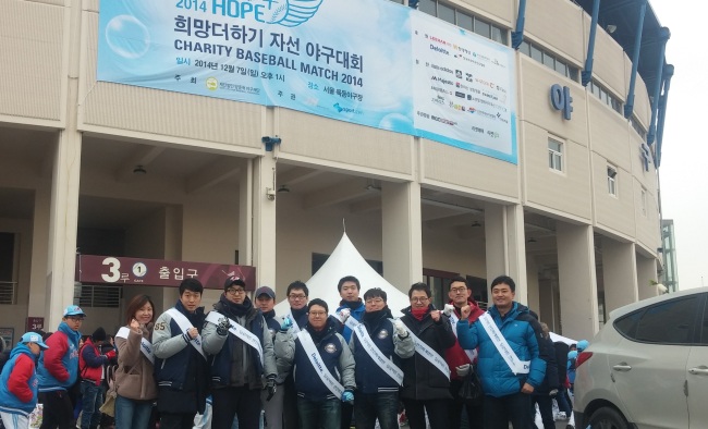 지난해 (재)양준혁야구재단이 주최하는 2014 희망더하기 자선야구대회에 자원봉사로 참여했던 딜로이트 사내야구팀인 ‘딜로이트 야구단’ 멤버들이 기념촬영을 하고 있다.
[사진제공: 딜로이트]