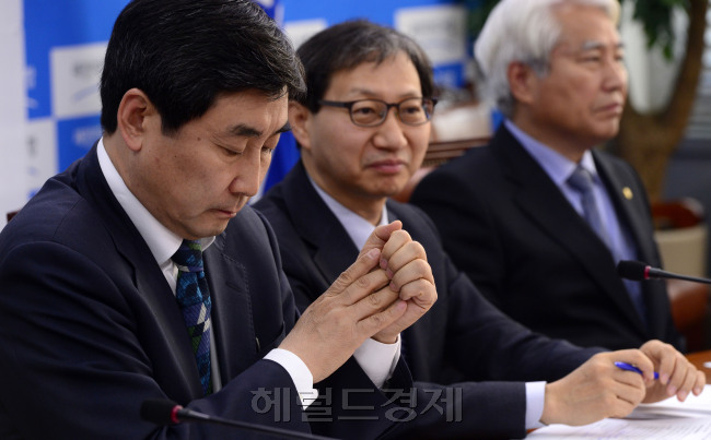 이종걸 새정치민주연합 원내대표가 1일 오전 서울 여의도 국회에서 열린 원내대책회의에 참석하고 있다. 박해묵 기자/mook@heraldcorp.com