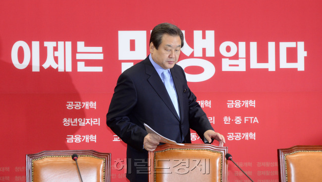 김무성 새누리당 대표가 2일 오전 서울 여의도 국회에서 열린 최고중진연석회의에 참석하고 있다. 박해묵 기자/mook@heraldcorp.com