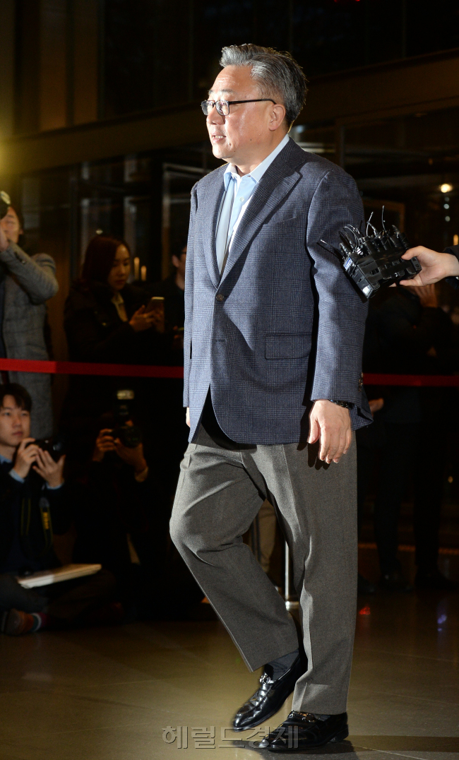 삼성그룹 정기인사에서 승진한 신임 사장들이 2일 승진 후 처음 열린 사장단회의에 참석하기 위해 서울 서초구 삼성전자 사옥에 들어서고 있다. 사진 왼쪽부터 고동진  삼성전자 무선사업부장, 고한승 삼성바이오패스 사장, 정칠희 삼성종합기술원장, 정유성 삼성SDS 사장.   안훈 기자/rosedale@heraldcorp.com