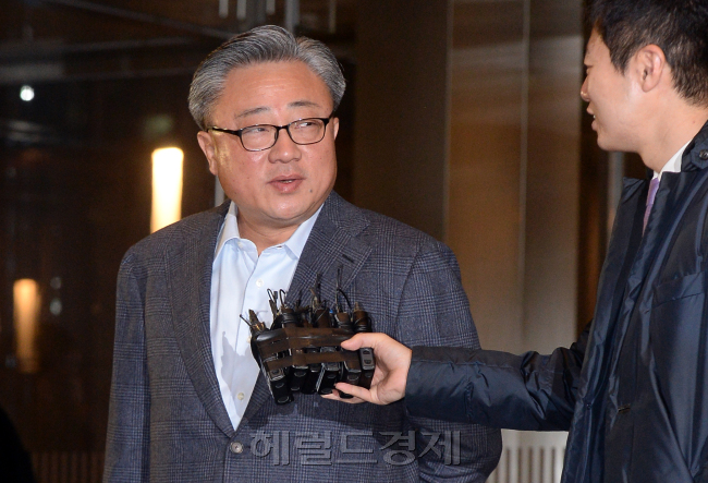 고동진 삼성전자 IM부문 무선사업부장 사장이 2일 오전 서울 삼성 서초사옥에서 2016년 정기 사장단 인사 후 처음 열린 사장단 회의에 참석하기 위해 건물로 들어서고 있다. / 안훈 기자 rosedale@heraldcorp.com 2015.12.02
고동진 삼성전자 IM부문 무선사업부장 사장이 2일 오전 서울 삼성 서초사옥에서 2016년 정기 사장단 인사 후 처음 열린 사장단 회의에 참석하기 위해 건물로 들어서고 있다. / 안훈 기자 rosedale@heraldcorp.com 2015.12.02