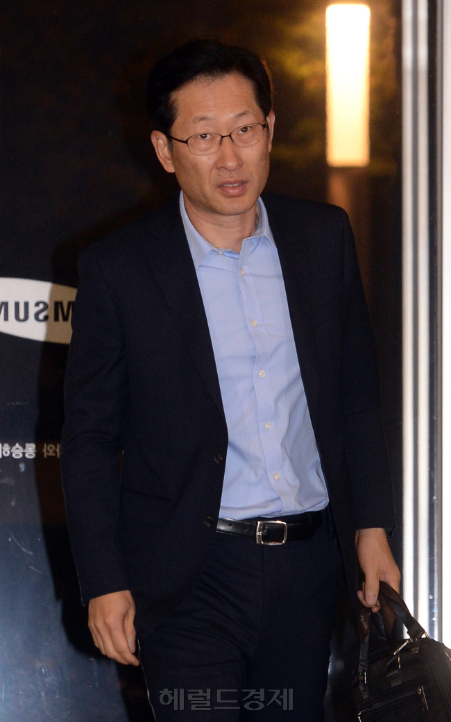 고한승 삼성 바이오에피스 사장이 2일 오전 서울 삼성 서초사옥에서 2016년 정기 사장단 인사 후 처음 열린 사장단 회의에 참석하기 위해 건물로 들어서고 있다./ 안훈 기자 rosedale@heraldcorp.com 2015.12.02