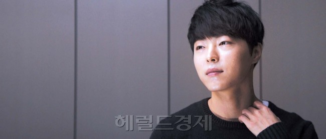 ‘살고 싶어’ 노래를 했던 박시환은 이제 연기를 함께 하며 활동폭을 한뼘쯤 넓혔다. 가수이자 연기자로 불리게 된 박시환의 가장 큰 꿈은 “이 일을 하며 좋은 사람이 되는 것”
이다. 든든한 나무처럼 곁에 있는 팬들이 “자부심을 갖고 소개할 수 있는 사람이 됐으면 좋겠다”고 한다. 박해묵 기자/mook@heraldcorp.com