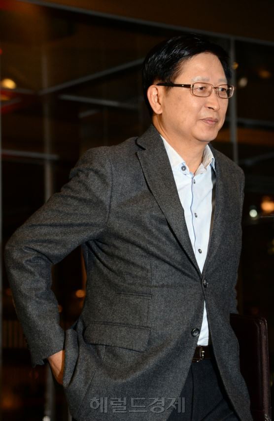 정칠희 삼성종합기술원장 사장이 2일 오전 서울 삼성 서초사옥에서 열린 사장단회의에 참석하기 위해 들어서고 있다./ 안훈 기자 rosedale@heraldcorp.com 2015.12.02