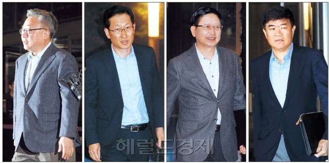 삼성그룹 정기인사에서 승진한 신임 사장들이 2일 승진 후 처음 열린 사장단회의에 참석하기 위해 서울 서초구 삼성전자 사옥에 들어서고 있다. 사진 왼쪽부터 고동진 삼성전자 무선사업부장, 고한승 삼성바이오패스 사장, 정칠희 삼성종합기술원장, 정유성 삼성SDS 사장. 안훈 기자/rosedale@heraldcorp.com