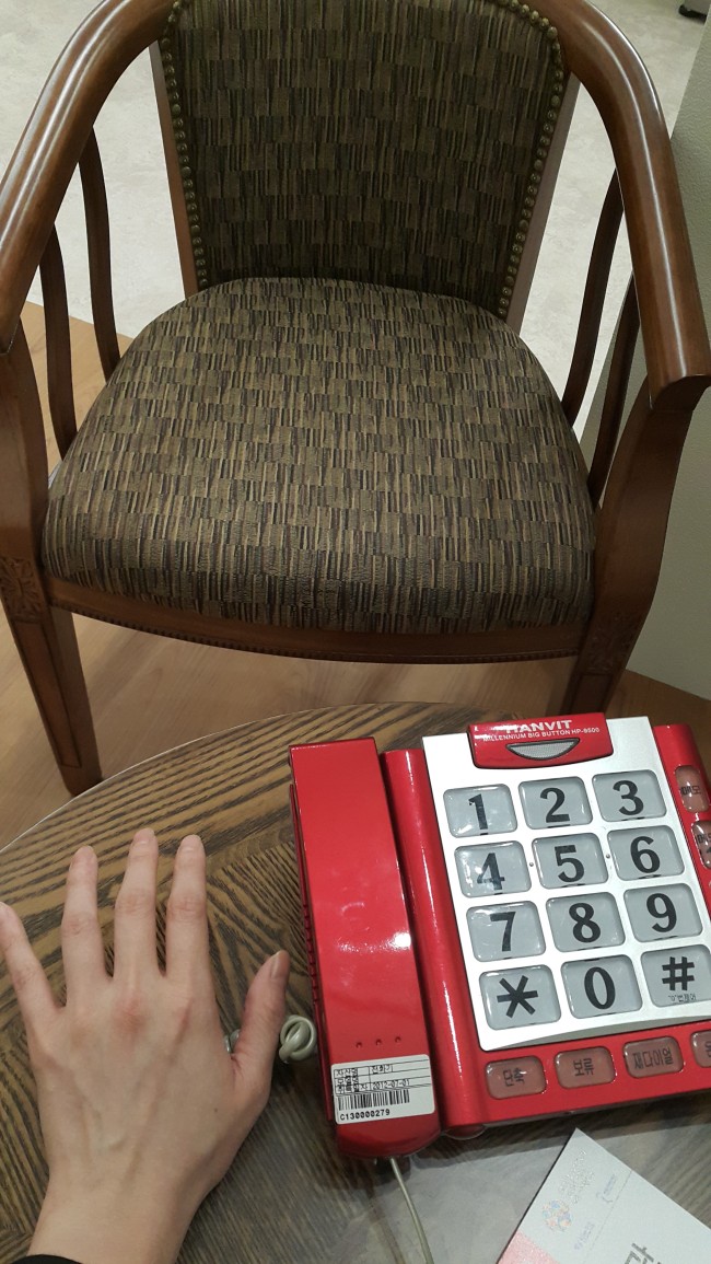 Telephone with magnified numbers (Chung Joo-won/The Korea Herald)