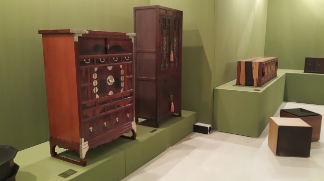 Hwayang Furniture,” furniture of the Joseon era, is exhibited at the Seoul Handicraft Expo during Seoul Design Week 2015 inDongdaemun, Seoul, Wednesday. (Chung Joo-won/The Korea Herald)