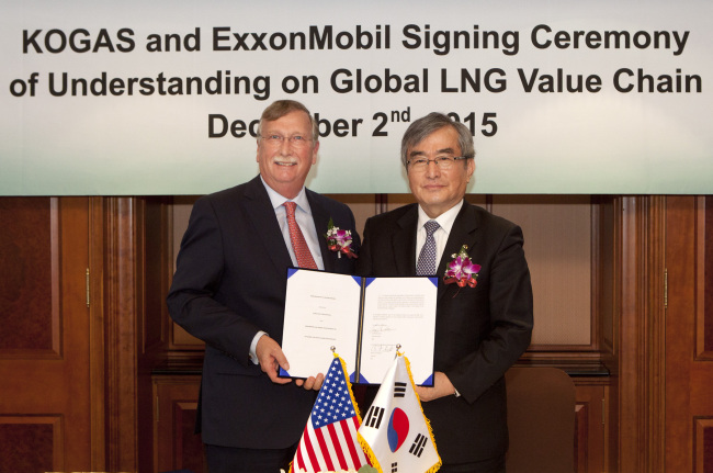 LNG COOPERATION -- ExxonMobil vice president of gas and power marketing Richard Guerrant (left) and the president and Korea Gas Corp. chief executive Lee Seung-hoon pose after signing a memorandum of understanding to jointly pursue new opportunities in the natural gas value chain at a ceremony held in Seoul on Wednesday. LNG  -- a cleaner burner fuel compared to other non-renewable energy sources -- is expected to replace coal as the No. 2 global source of energy, a shift that reflects the versatility, efficiency and availability of natural gas. (ExxonMobil Korea)