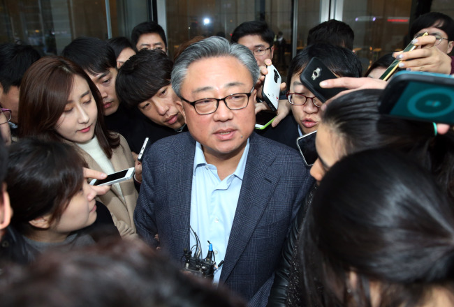 Koh Dong-jin, new president of Samsung Electronics' mobile business, are surrounded by reporters at the head office of the firm in Seoul on Wednesday. (Yonhap)
