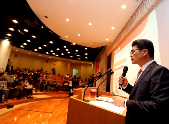 Lee Hyung-hee, president of SKT’s mobile network operations, explaines about the merger plan between SK Broadband and CJ Hellovision in Seoul Wednesday. (SKT)