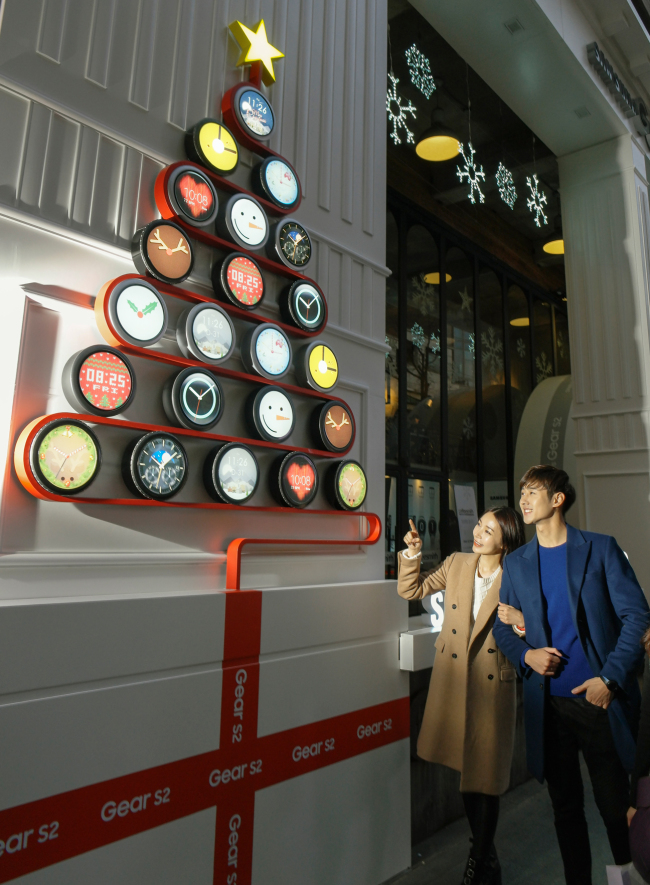 GEAR S2 POP-UP STORE FOR HOLIDAY -- Samsung Electronics said Wednesday it would operate a pop-up store for its smartwatch Gear S2 during the year-end holiday season in Garosu-gil, Seoul, a street brimming with upscale coffeehouses and clothing shops. (Samsung)