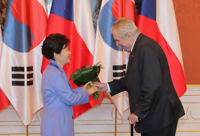 Czech President Milos Zeman(right) greets South Korean President Park Geun-hye during a summit in Prague on Wednesday. (Yonhap)