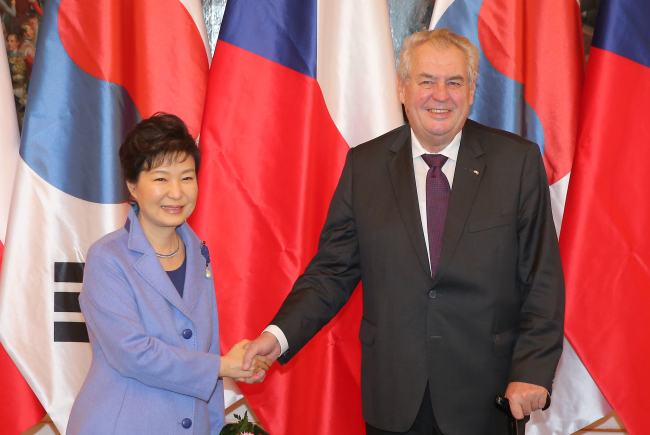 President Park Geun-hye and Czech President Milos Zeman shake hands before their summit talks Wednesday at the Prague Castle in the Czech Republic’s capital. (Yonhap)