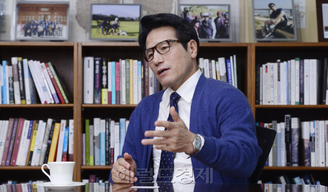 정병국 새누리당 의원이 2일 오전 서울 여의도 국회 의원회관에서 본지와 인터뷰를 갖고 있다. 정 의원은 이날 자신이 입은 파란색 스웨터가 ’문민정부 시절, 청와대에 근무할 때부터 입었던 옷’이라고 전하며 고(故) 김영삼 전 대통령 관련과 관련된 추억을 회고했다. 박해묵 기자/mook@heraldcorp.com