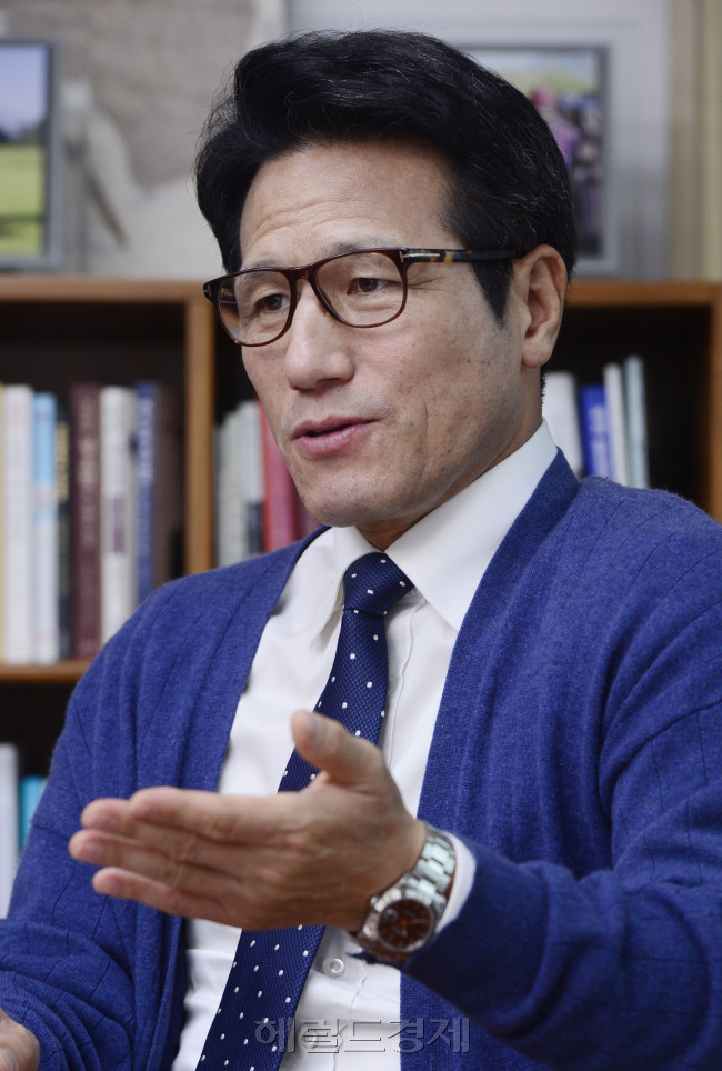 정병국 새누리당 의원이 2일 오전 서울 여의도 국회 의원회관에서 본지와 인터뷰를 갖고 있다. 정 의원은 이날 자신이 입은 파란색 스웨터가 ’문민정부 시절, 청와대에 근무할 때부터 입었던 옷’이라고 전하며 고(故) 김영삼 전 대통령 관련과 관련된 추억을 회고했다. 박해묵 기자/mook@heraldcorp.com