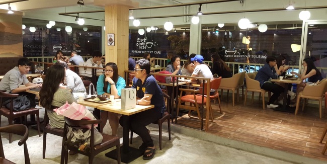 Thai customers enjoy dessert at Sulbing’s first Thai location in Siam square, Bangkok.    Sulbing