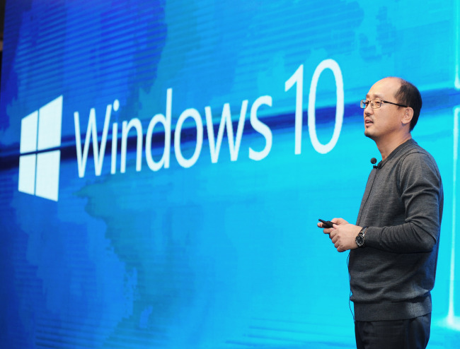 Jang Hong-kook, the head of Microsoft Korea’s device partner business division, delivers a speech at a press meeting in Seoul on Thursday. (MS Korea)