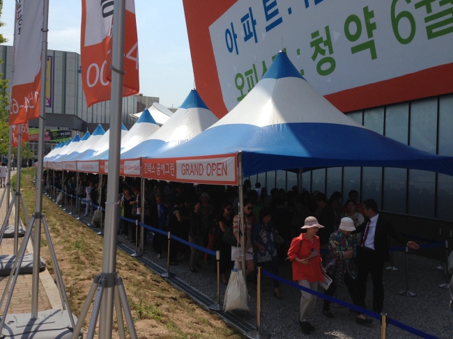 지난 5월 분양한 한 ‘아파텔’ 견본주택 앞에 인파가 몰려 북새통을 이루고 있다.