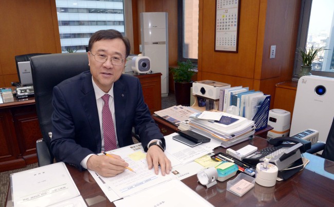 지난 5월 예금보험공사 사장으로 취임한 곽범국 사장은 자신의 좌우명‘ 성실’을 조직에 그대로 녹여내며 내년이면 창립 20년을 맞이하는 예보에 활기를 불어넣고 있다. 예보와의 남다른 인연 때문에 조직에 대한 소명의식이 크다는 그는‘ 선제적
대응‘을 새로운 비전으로 제시했다.
