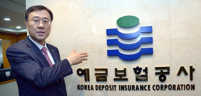 지난 5월 예금보험공사 사장으로 취임한 곽범국 사장은 자신의 좌우명 ‘성실’을 조직에 그대로 녹여내며 내년이면 창립 20년을 맞이하는 예보에 활기를 불어넣고 있다. 1일 서울 중구에 위치한 예보본사에서 초록색 타원과 파란색 띠로 구성된 심벌 디자인을 설명하고 있다.