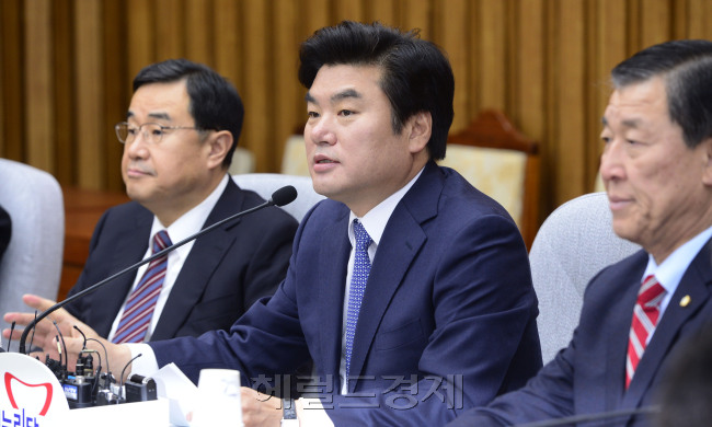 새누리당 원유철 원내대표가 4일 오전 국회에서 열린 원내대책회의에 참석해 모두발언을 하고 있다. 박해묵 기자/mook@heraldcorp.com