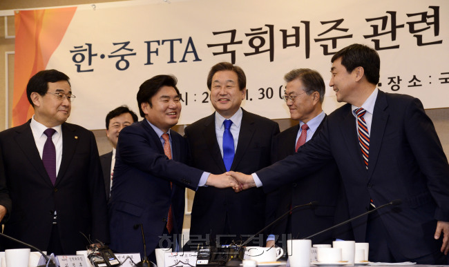 30일 오후 서울 여의도 국회에서 한ㆍ중 FTA 국회비준 관련 여야회담이 열린 가운데 여야 당지도부가 회담 전 인사를 나누고 있다. 박해묵 기자/mook@heraldcorp.com