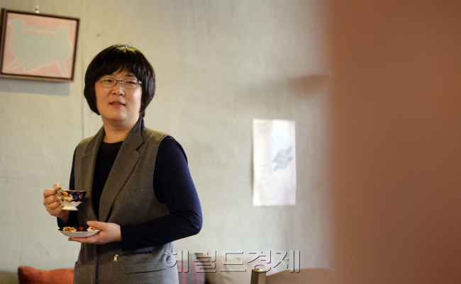 국내에서 유일하게 희곡 전문 번역가인 성수정 번역가는 ‘해롤드 앤 모드’, ‘카포네 트릴로지’, ‘폭스파인더’ 등 인기작들을 관객들에게 소개해왔다. 안훈 기자/rosedale@heraldcorp.com
