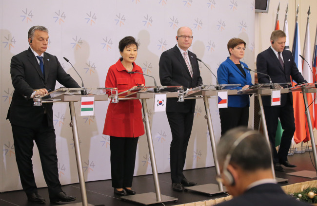 President Park Geun-hye (second from left) and the leaders of the four-nation "Visegrad Group" hold a joint press conference in Prague, the Czech Republic on Thursday. (Yonhap)