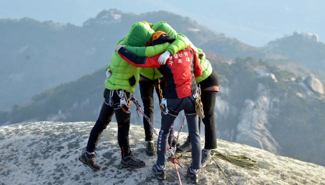 Cops specialized in rescue and security missions at mountains conduct drills to enhance their capabilities in saving people's lives. (Yonhap)