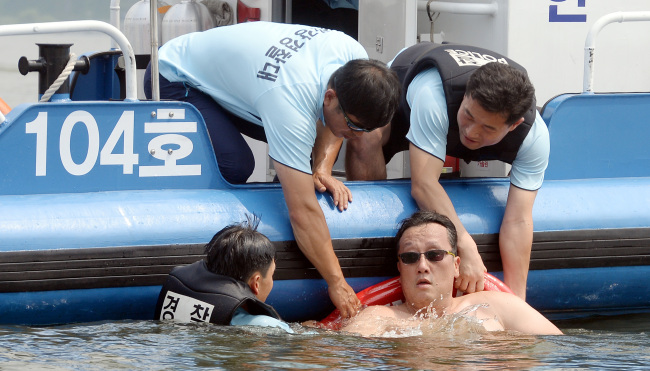 Cops specialized in rescue and security missions at rivers conduct drills to enhance their capabilities in saving people's lives. (Yonhap)