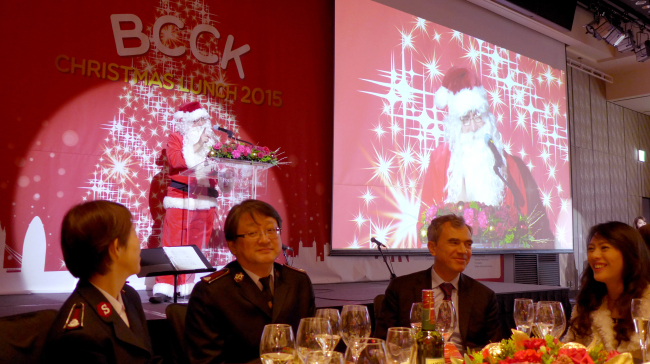 Santa Claus entertains the participants at the British Chamber of Commerce in Korea Christmas Lunch at the Four Seasons Hotel Seoul on Friday.   Joel Lee/The Korea Herald