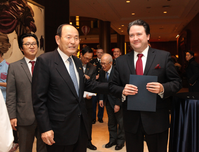 Korea America Friendship Society president Han Chul-soo (second from left) and the U.S. Embassy Deputy Chief of Mission Mark Knapper (right) pose at the KAFS annual year-end party at Millennium Seoul Hilton.   The Korea America Friendship Society