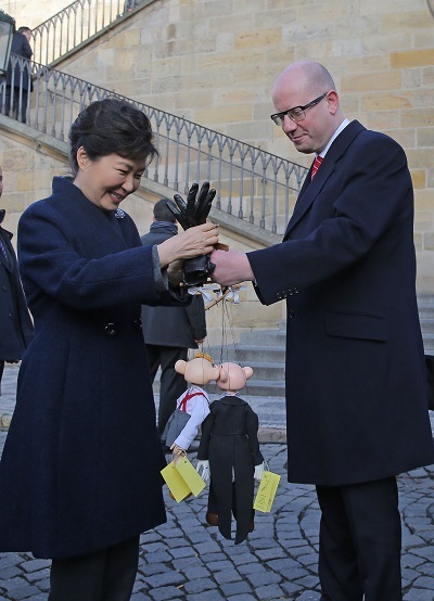 President Park Geun-hye is gifted with marionette dolls by Czech Prime Minister Bohuslav Sobotka after they toured around Charles Bridge in Prague on Friday.   Yonhap