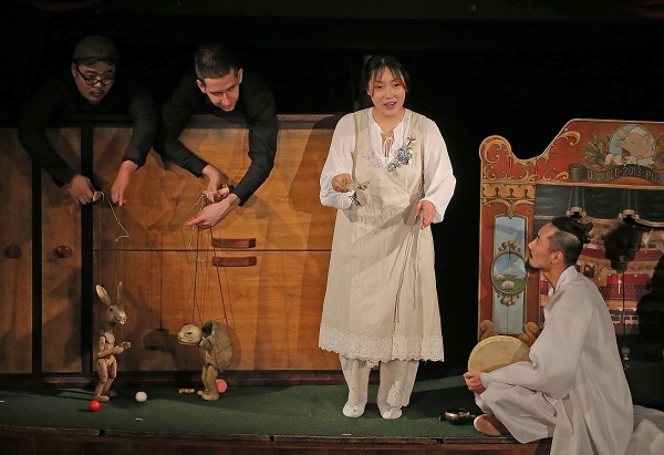Artists from Korea and the Czech Republic perform a collaborative puppet show titled “In the Attic” at the National Marionette Theatre in Prague on Wednesday.  Yonhap