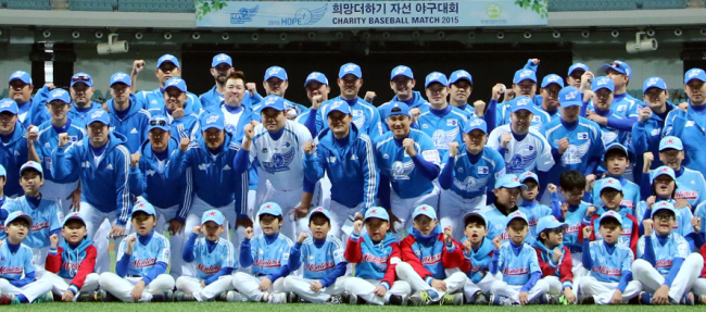 <YONHAP PHOTO-1683> 2015희망더하기 자선 야구대회 (서울=연합뉴스) 6일 오후 서울 구로구 고척스카이돔에서 열린 '2015 희망더하기 자선 야구대회'에서 선수들과 어린이들이 함께 기념촬영하고 있다. 2015.12.6 <<양준혁 야구재단 제공>> zjin@yna.co.kr/2015-12-06 17:40:14/ <저작권자 ⓒ 1980-2015 ㈜연합뉴스. 무단 전재 재배포 금지.>