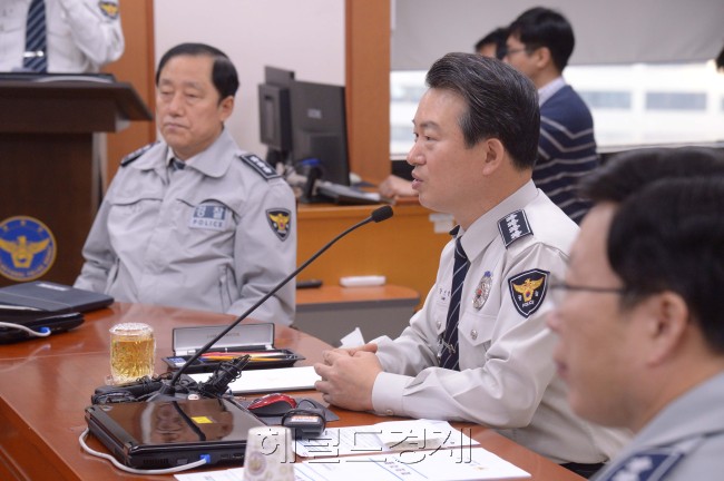 7일 서대문 경찰청에서 열린 전국경찰지휘관 화상회의. 강신명 경찰청장이 연말연시 민생치안관련 훈시를 하고 있다.
정희조 기자/checho@heraldcorp.com