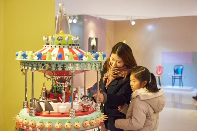 Visitors look at an exhibition inside Dongdaemun Design Plaza held as part of the 2015 Seoul Design Week. (Seoul Design Foundation)