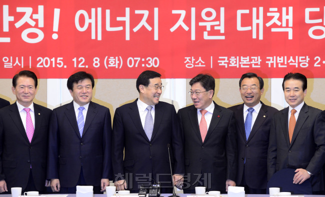 김정훈 새누리당 정책위의장이 8일 오전 서울 여의도 국회에서 열린 민생안정!에너지 지원 대책 당정협의에서 윤상직 산업통상자원부 장관과 포즈를 취하고 있다.  박해묵 기자/mook@heraldcorp.com